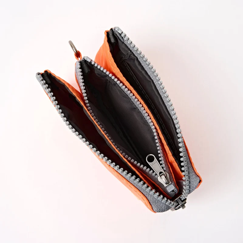 ROKA Carnaby Kleine Handtasche aus recyceltem Nylon-Ripstop in Mandarinenfarbe