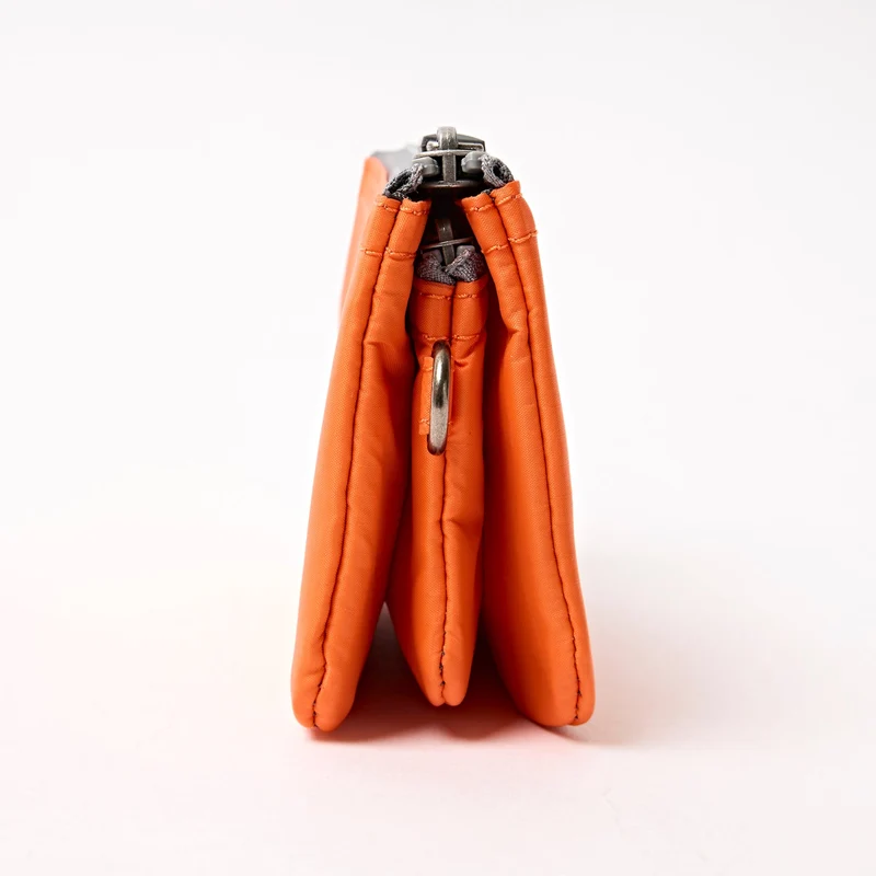 ROKA Carnaby Kleine Handtasche aus recyceltem Nylon-Ripstop in Mandarinenfarbe