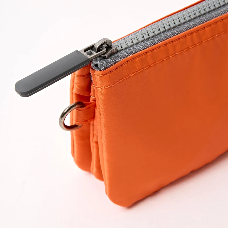 ROKA Carnaby Kleine Handtasche aus recyceltem Nylon-Ripstop in Mandarinenfarbe