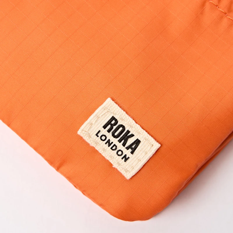 ROKA Carnaby Kleine Handtasche aus recyceltem Nylon-Ripstop in Mandarinenfarbe
