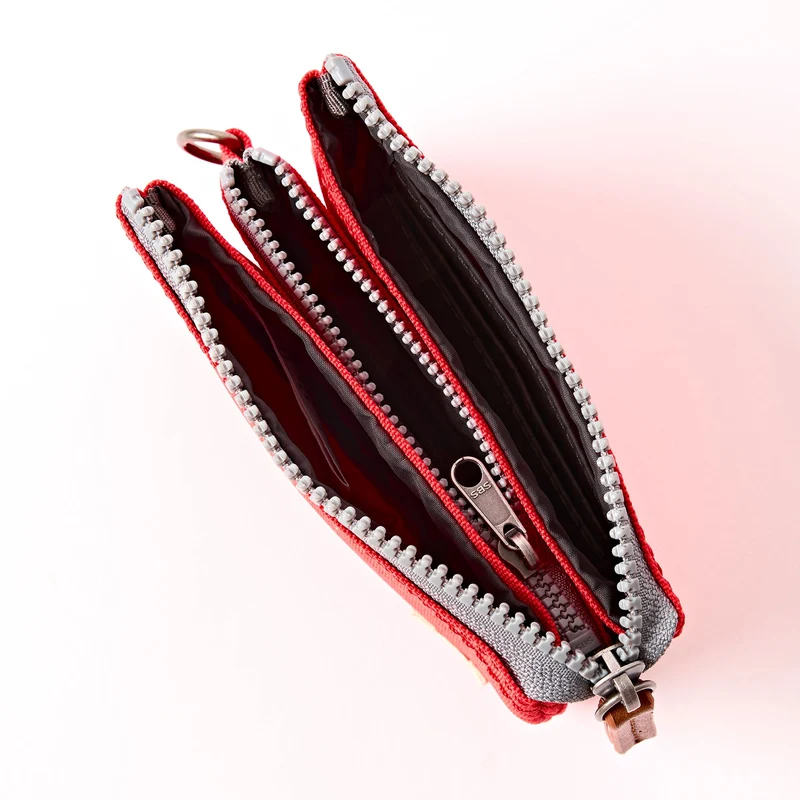 ROKA Carnaby Kleine, scharlachrote Handtasche aus recyceltem Nylon-Ripstop