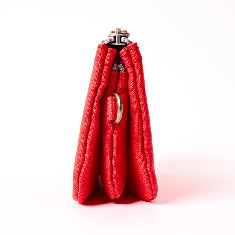 ROKA Carnaby Kleine, scharlachrote Handtasche aus recyceltem Nylon-Ripstop