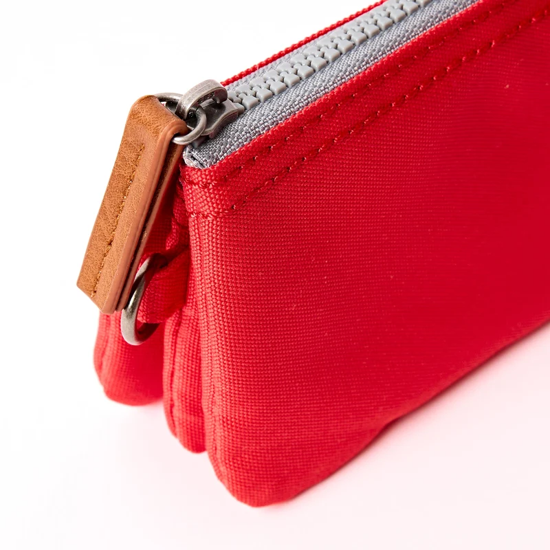 ROKA Carnaby Kleine, scharlachrote Handtasche aus recyceltem Nylon-Ripstop