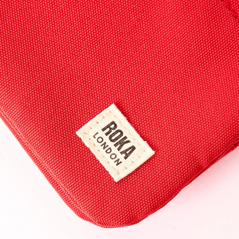 ROKA Carnaby Kleine, scharlachrote Handtasche aus recyceltem Nylon-Ripstop