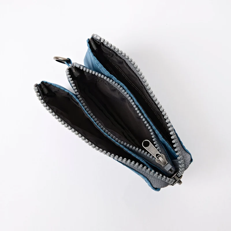 ROKA Carnaby Retro-Handtasche aus blauem, recyceltem Nylon-Ripstop
