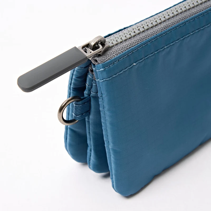 ROKA Carnaby Retro-Handtasche aus blauem, recyceltem Nylon-Ripstop