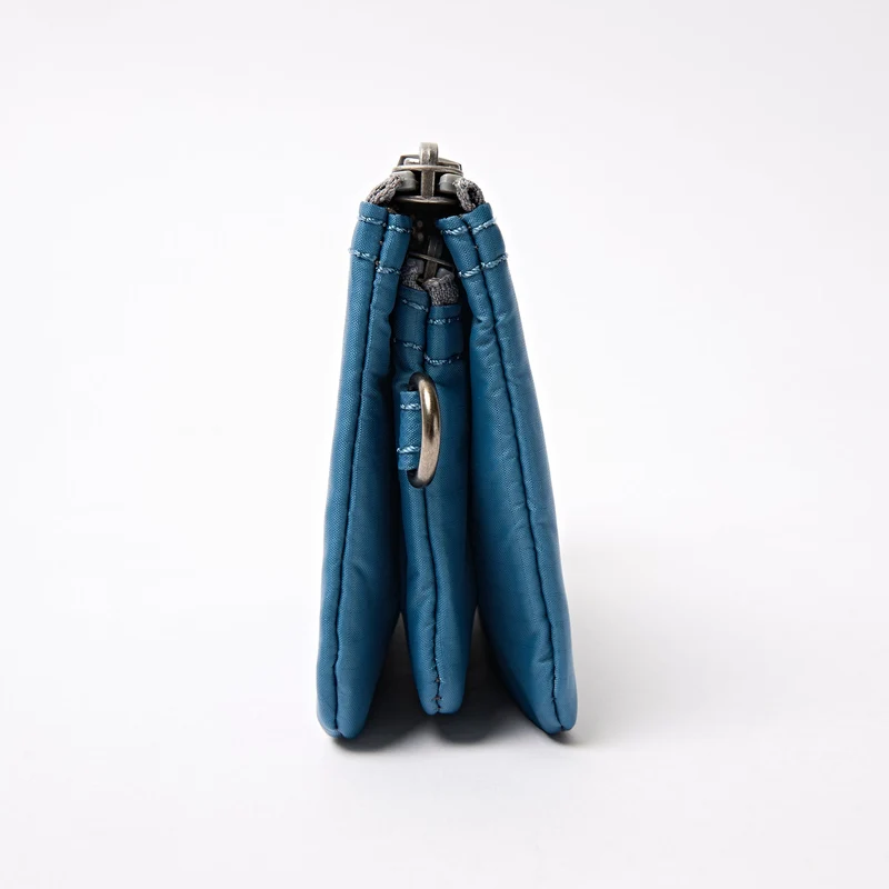 ROKA Carnaby Retro-Handtasche aus blauem, recyceltem Nylon-Ripstop