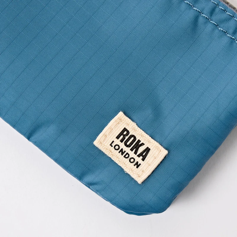 ROKA Carnaby Retro-Handtasche aus blauem, recyceltem Nylon-Ripstop