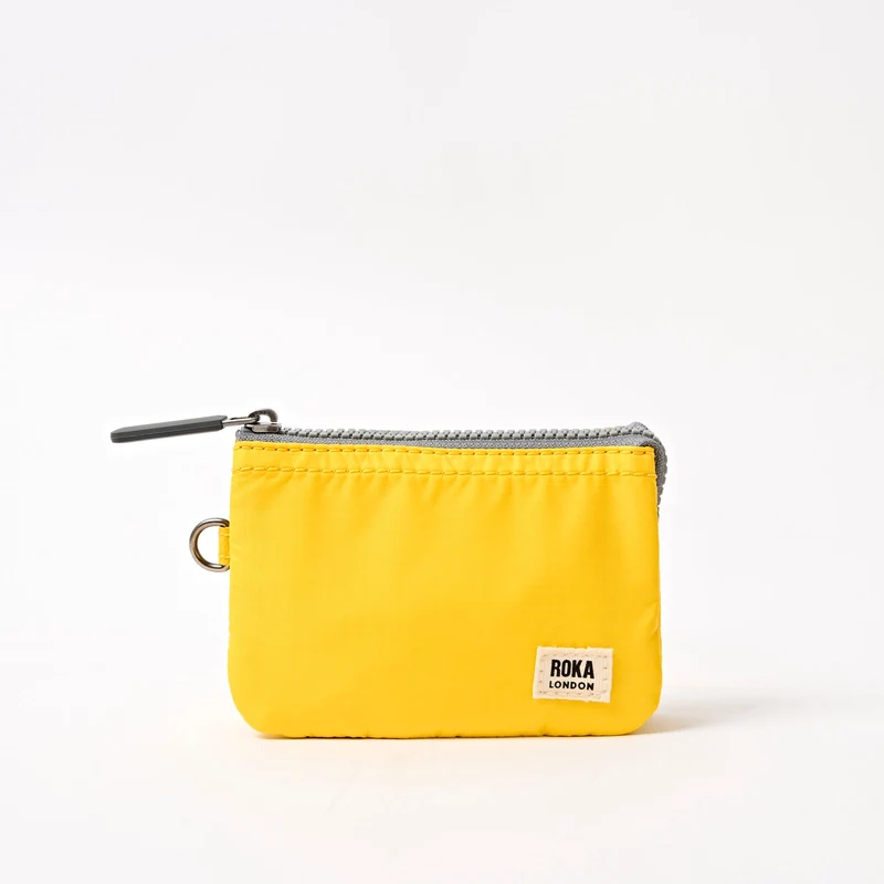 ROKA Carnaby Kleine Handtasche aus recyceltem Nylon-Ripstop mit Passionsfruchtmotiv
