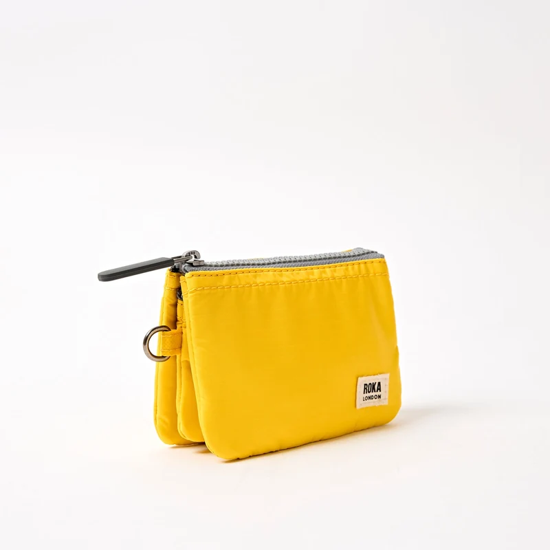 ROKA Carnaby Kleine Handtasche aus recyceltem Nylon-Ripstop mit Passionsfruchtmotiv