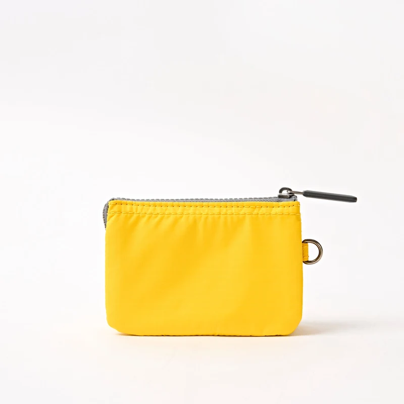 ROKA Carnaby Kleine Handtasche aus recyceltem Nylon-Ripstop mit Passionsfruchtmotiv
