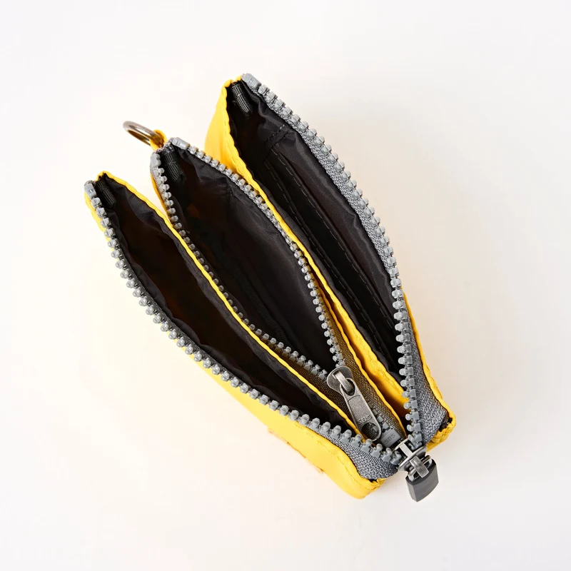 ROKA Carnaby Kleine Handtasche aus recyceltem Nylon-Ripstop mit Passionsfruchtmotiv