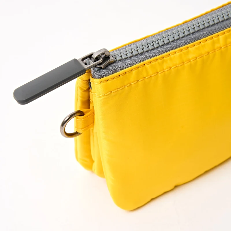 ROKA Carnaby Kleine Handtasche aus recyceltem Nylon-Ripstop mit Passionsfruchtmotiv