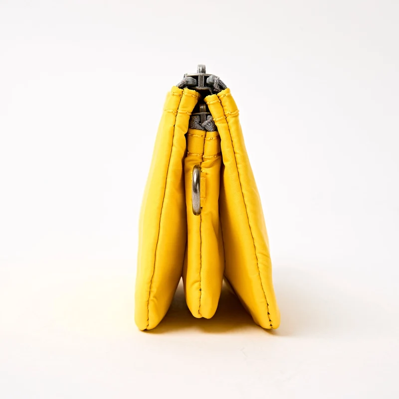 ROKA Carnaby Kleine Handtasche aus recyceltem Nylon-Ripstop mit Passionsfruchtmotiv