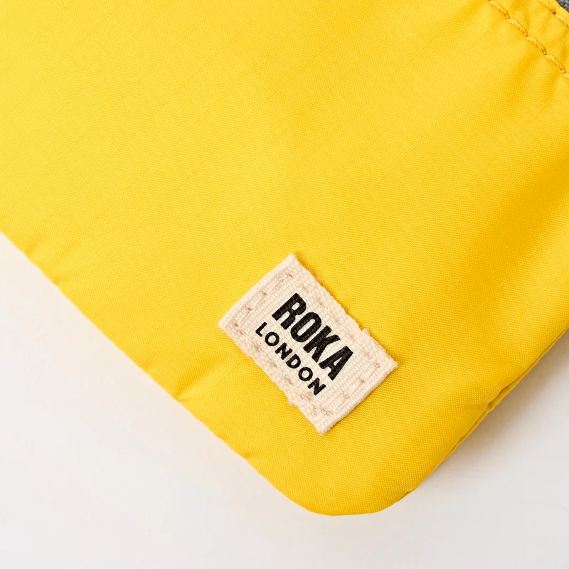 ROKA Carnaby Kleine Handtasche aus recyceltem Nylon-Ripstop mit Passionsfruchtmotiv