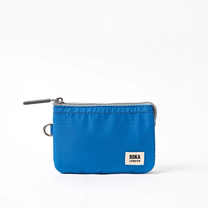 ROKA Carnaby Malibu Blue Kleine Handtasche aus recyceltem Nylon-Ripstop