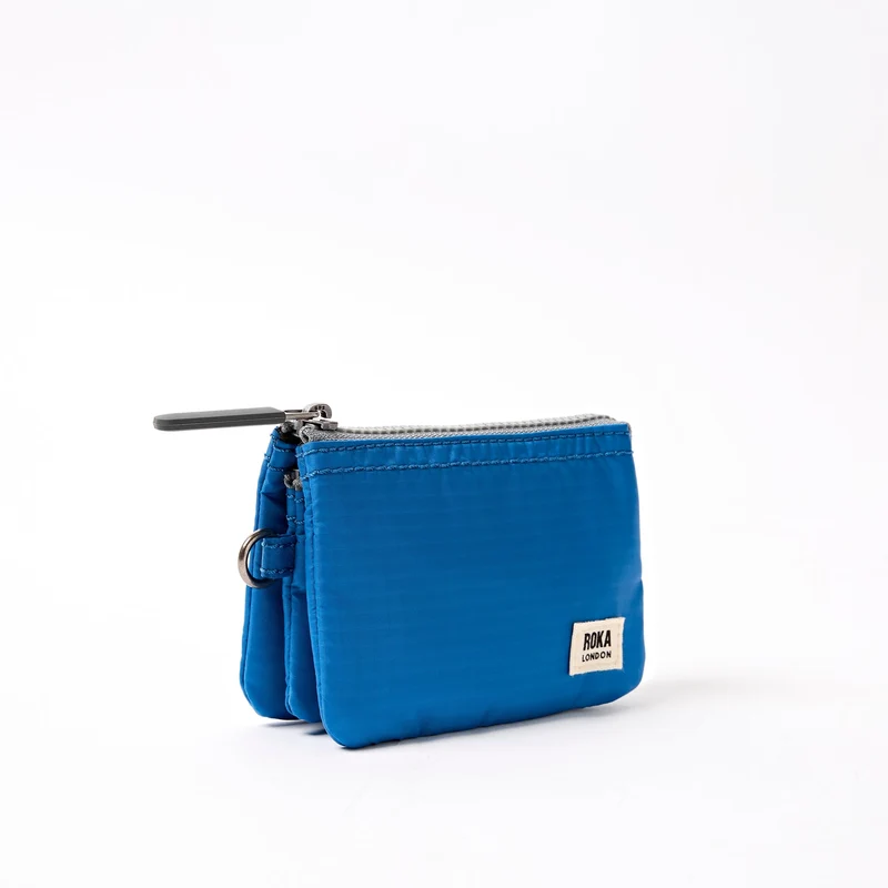 ROKA Carnaby Malibu Blue Kleine Handtasche aus recyceltem Nylon-Ripstop