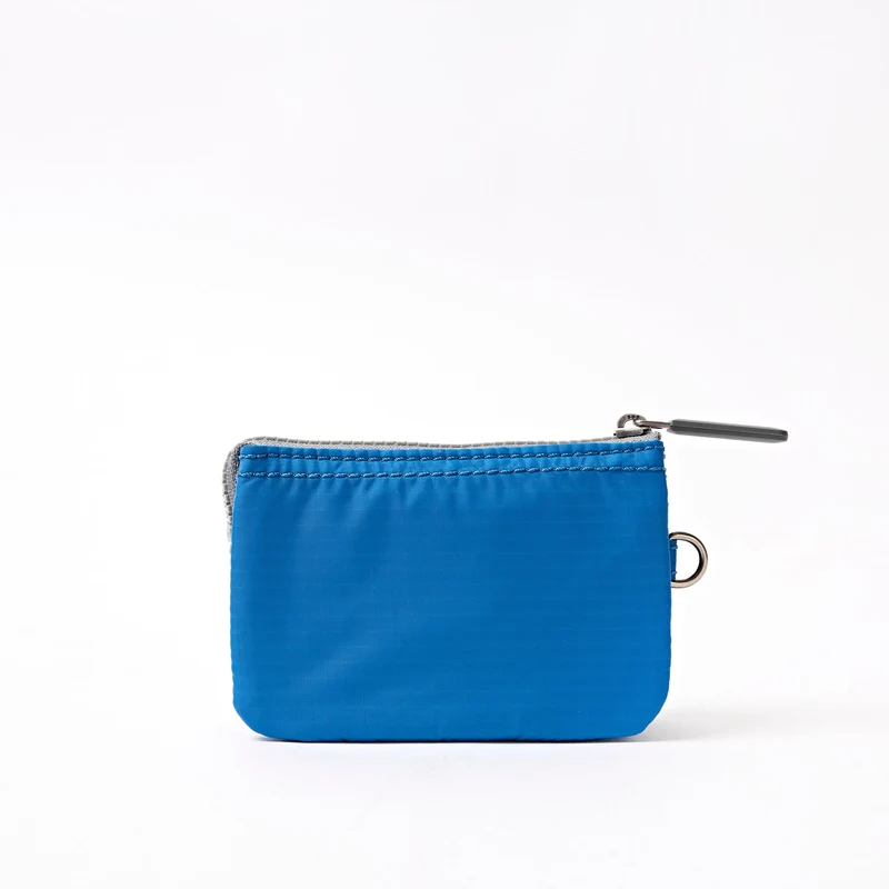 ROKA Carnaby Malibu Blue Kleine Handtasche aus recyceltem Nylon-Ripstop