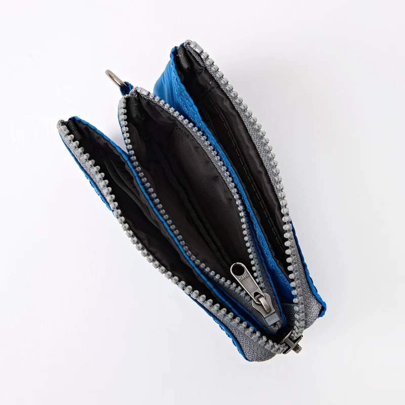 ROKA Carnaby Malibu Blue Kleine Handtasche aus recyceltem Nylon-Ripstop
