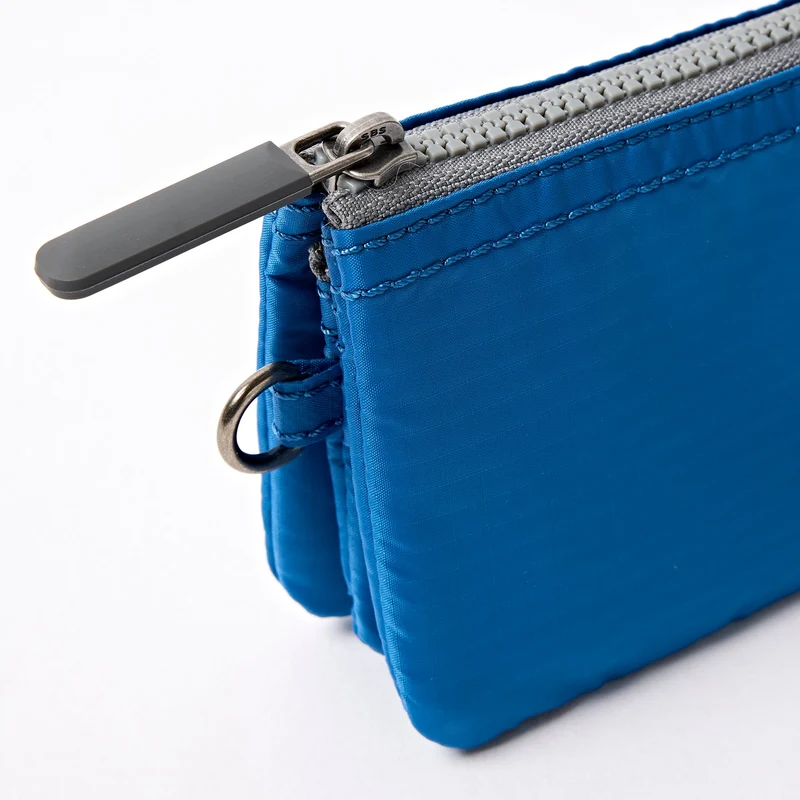 ROKA Carnaby Malibu Blue Kleine Handtasche aus recyceltem Nylon-Ripstop