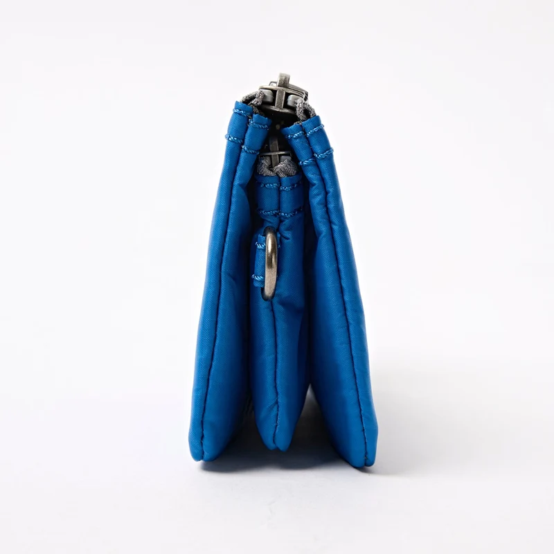 ROKA Carnaby Malibu Blue Kleine Handtasche aus recyceltem Nylon-Ripstop