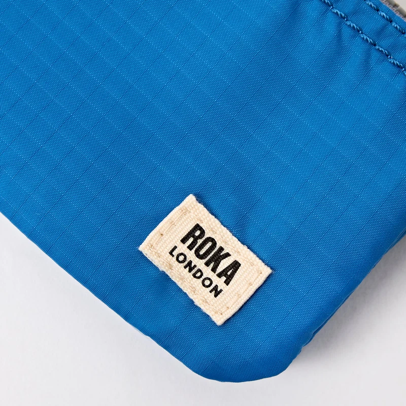 ROKA Carnaby Malibu Blue Kleine Handtasche aus recyceltem Nylon-Ripstop