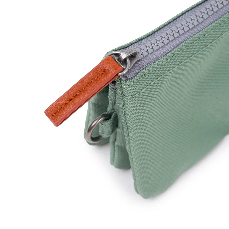 ROKA Carnaby Kleine Geldbörse aus recyceltem Nylon-Ripstop von Frost