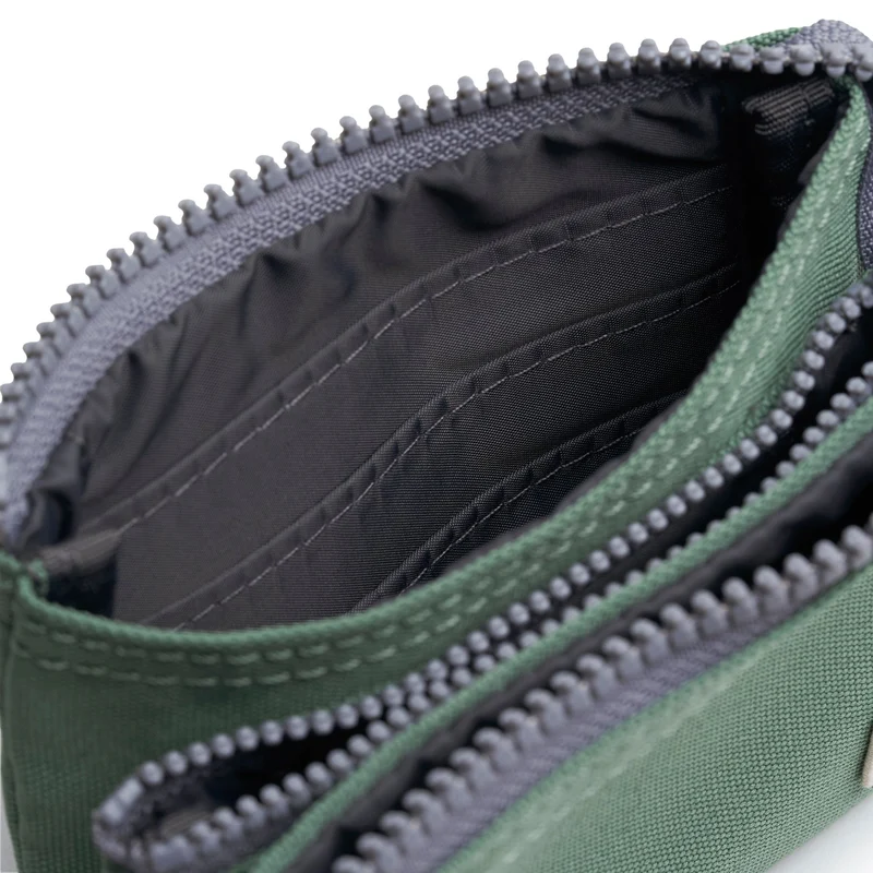 ROKA Carnaby Kleine Geldbörse aus recyceltem Nylon-Ripstop von Frost