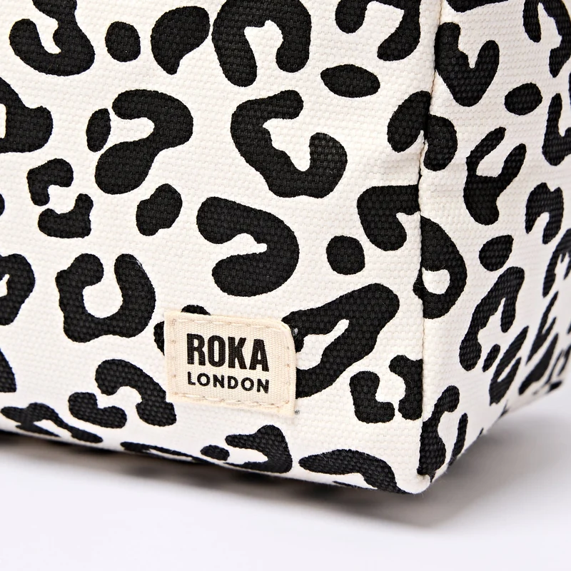 ROKA Mayfair Waschtasche aus Baumwoll-Canvas | Sommer-Leopardenmuster