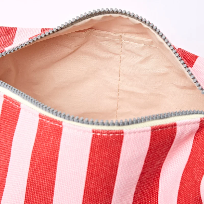 ROKA Mayfair Waschtasche aus Baumwoll-Canvas | Erdbeerstreifen