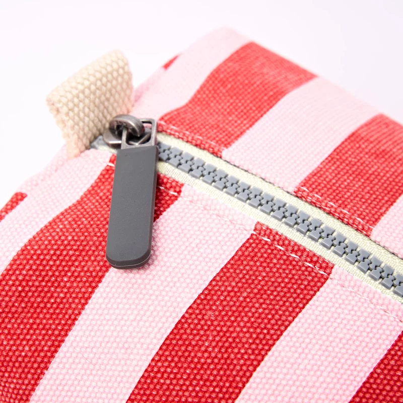 ROKA Mayfair Waschtasche aus Baumwoll-Canvas | Erdbeerstreifen