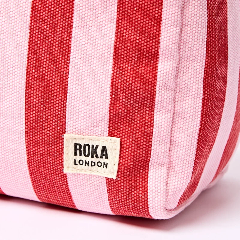 ROKA Mayfair Waschtasche aus Baumwoll-Canvas | Erdbeerstreifen