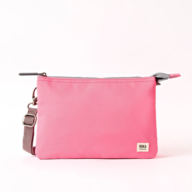 ROKA Carnaby Crossbody XL Tasche aus recyceltem Canvas in Pink Lemonade