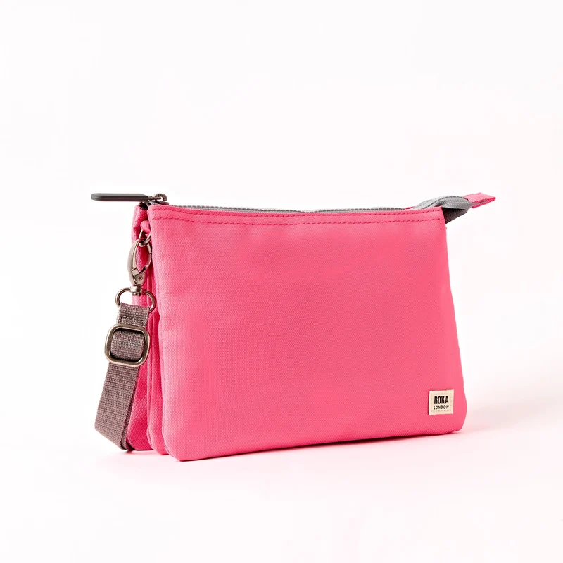ROKA Carnaby Crossbody XL Tasche aus recyceltem Canvas in Pink Lemonade