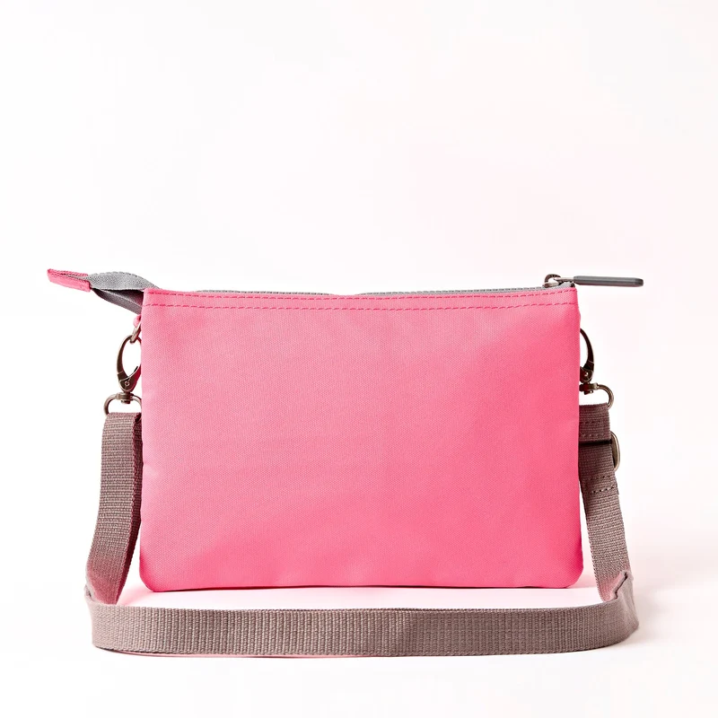 ROKA Carnaby Crossbody XL Tasche aus recyceltem Canvas in Pink Lemonade