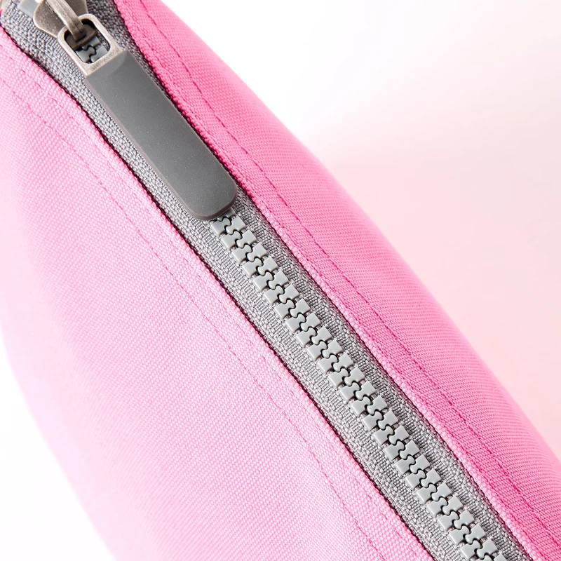 ROKA Carnaby Crossbody XL Tasche aus recyceltem Canvas in Pink Lemonade