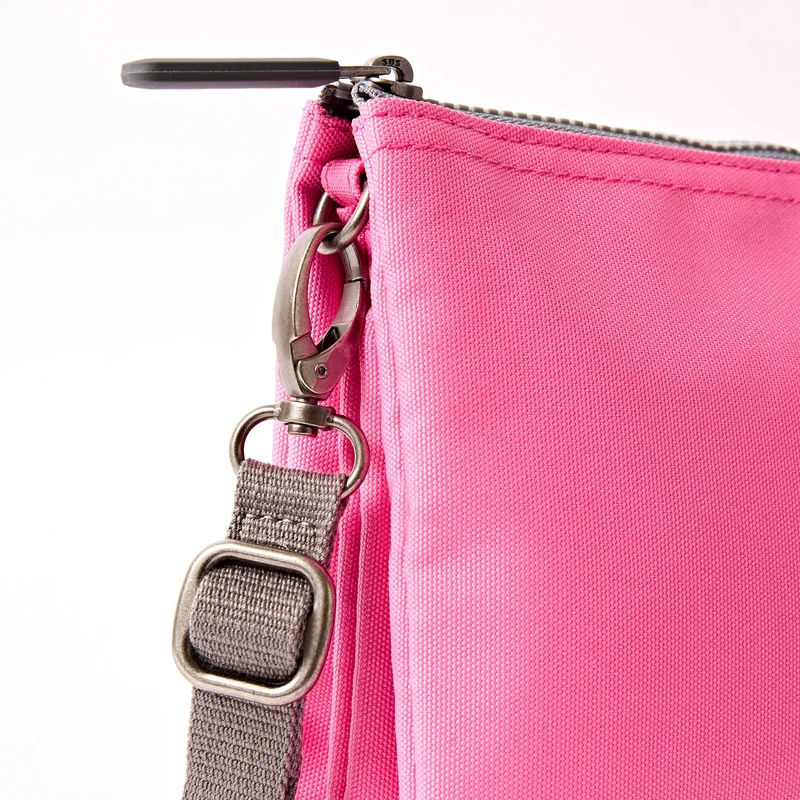 ROKA Carnaby Crossbody XL Tasche aus recyceltem Canvas in Pink Lemonade