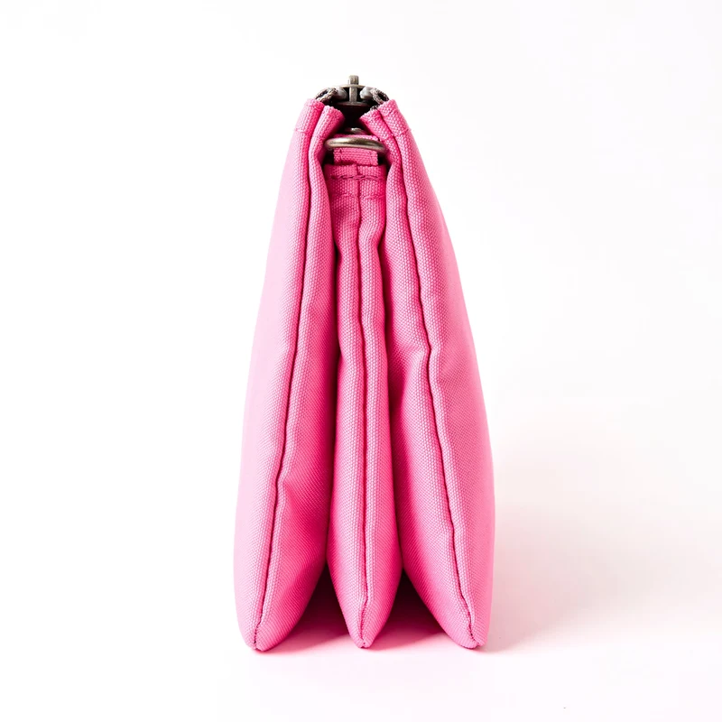 ROKA Carnaby Crossbody XL Tasche aus recyceltem Canvas in Pink Lemonade