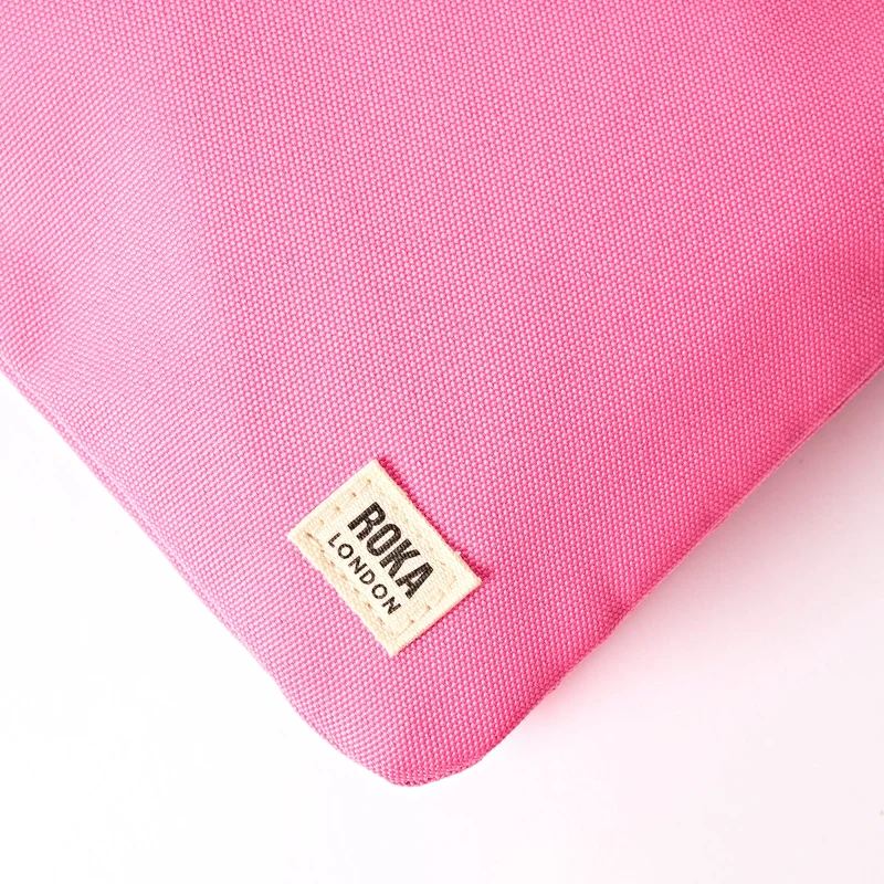 ROKA Carnaby Crossbody XL Tasche aus recyceltem Canvas in Pink Lemonade