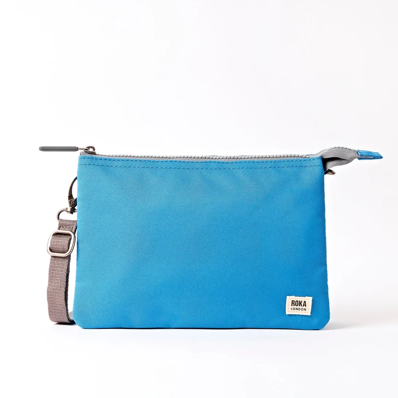 ROKA Carnaby Crossbody XL Malibu Blue Tasche aus recyceltem Canvas