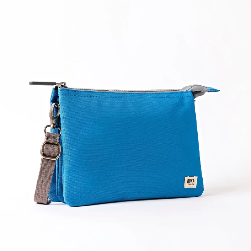 ROKA Carnaby Crossbody XL Malibu Blue Tasche aus recyceltem Canvas