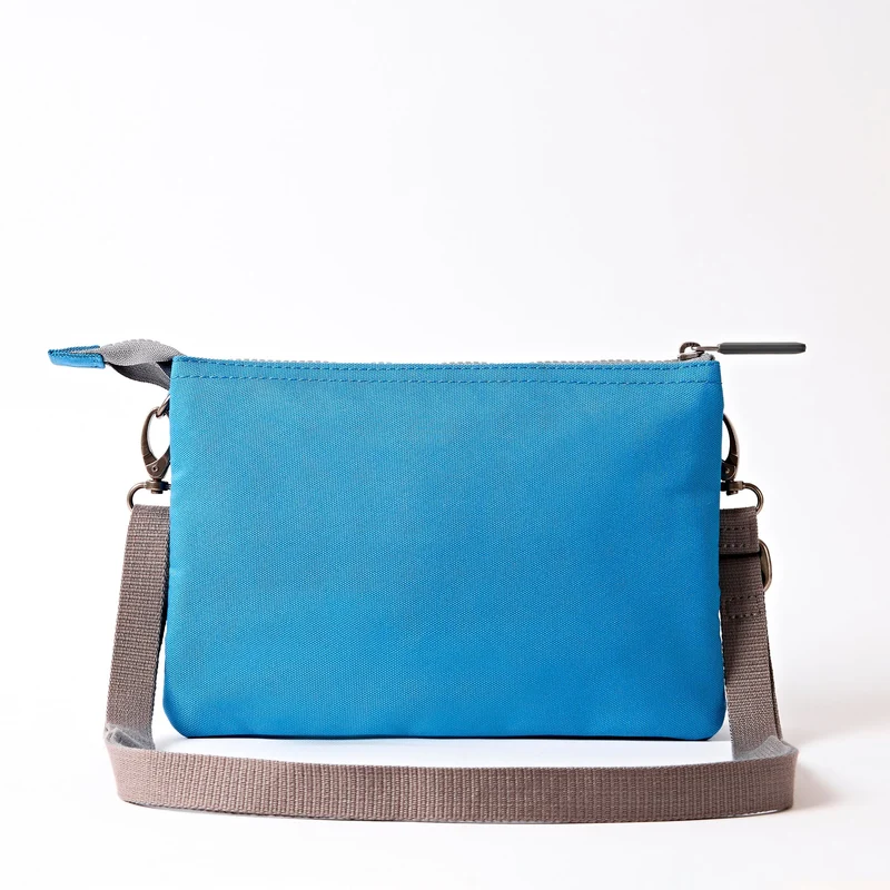 ROKA Carnaby Crossbody XL Malibu Blue Tasche aus recyceltem Canvas