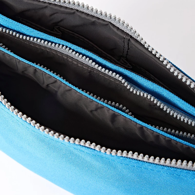ROKA Carnaby Crossbody XL Malibu Blue Tasche aus recyceltem Canvas