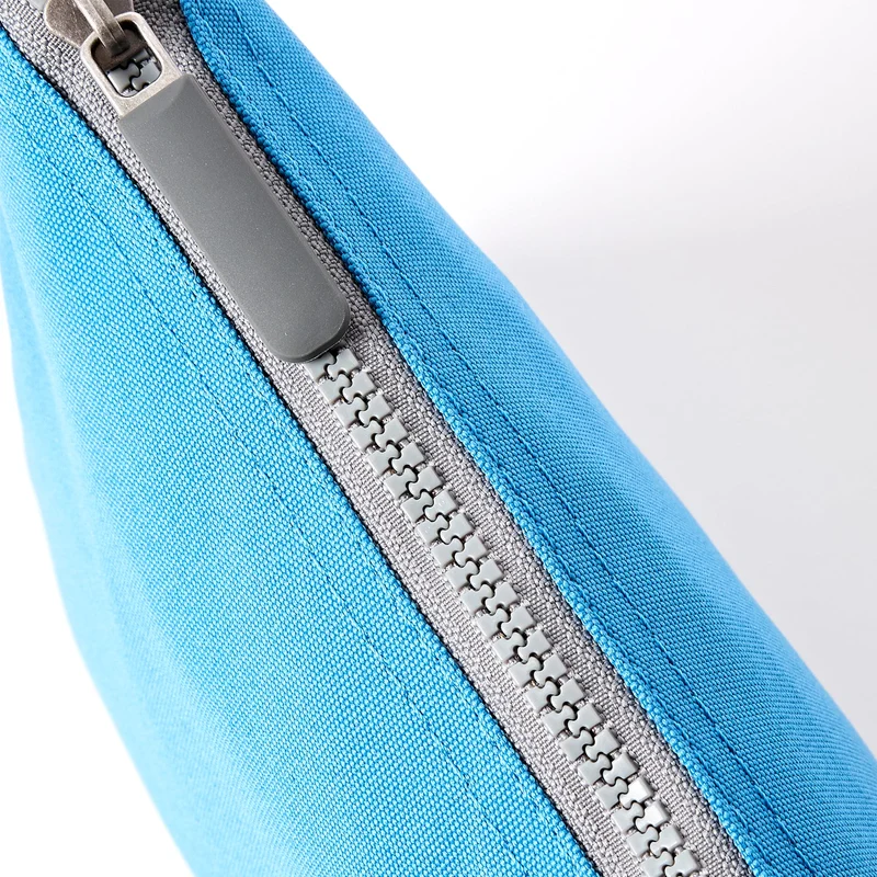 ROKA Carnaby Crossbody XL Malibu Blue Tasche aus recyceltem Canvas