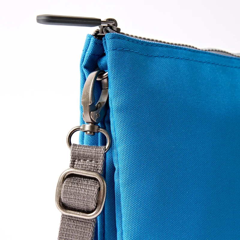 ROKA Carnaby Crossbody XL Malibu Blue Tasche aus recyceltem Canvas