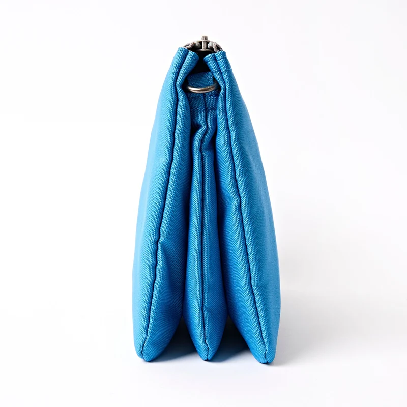 ROKA Carnaby Crossbody XL Malibu Blue Tasche aus recyceltem Canvas