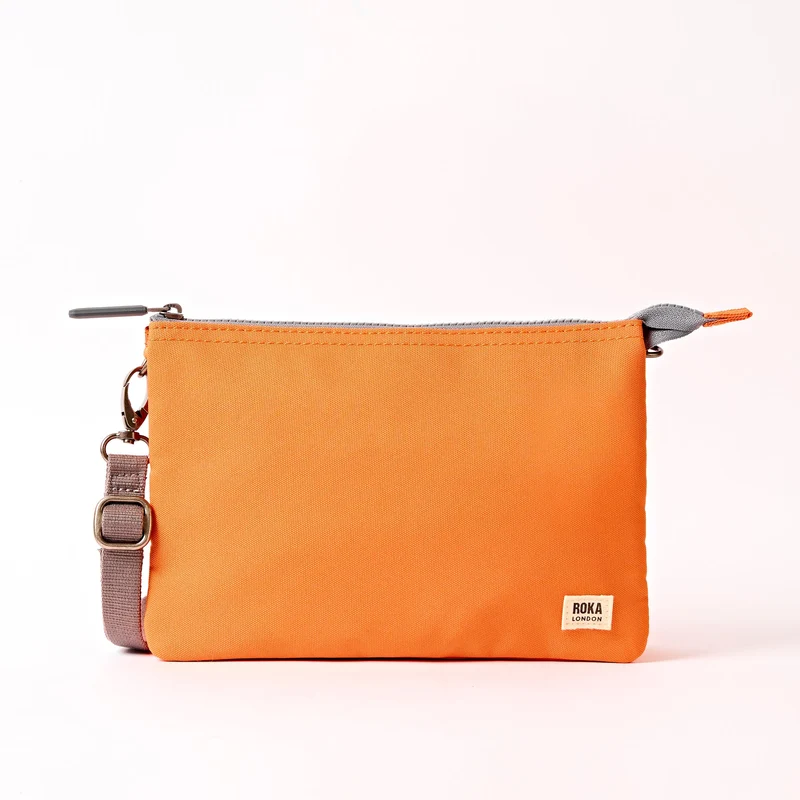 ROKA Carnaby Crossbody XL Tasche aus recyceltem Canvas, Jaffa Orange