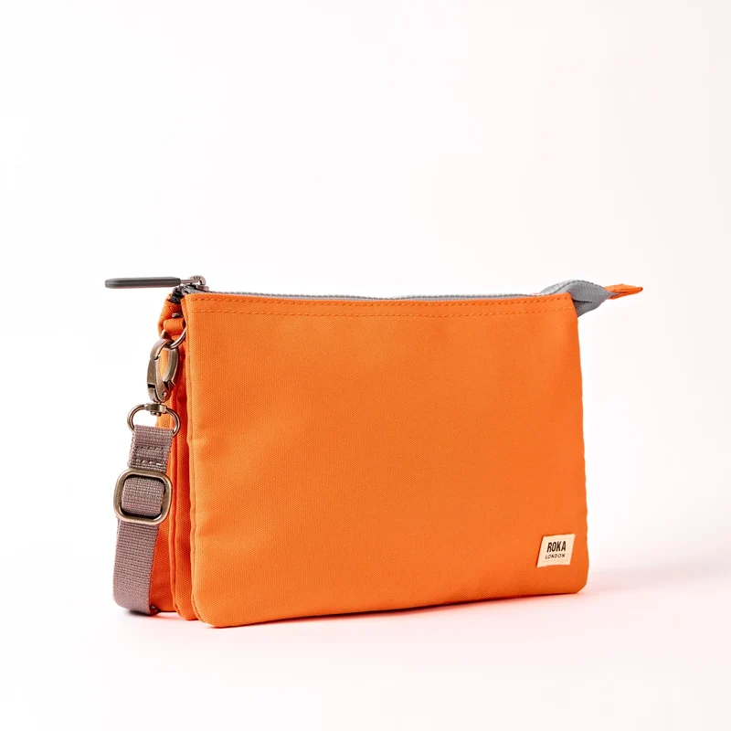 ROKA Carnaby Crossbody XL Tasche aus recyceltem Canvas, Jaffa Orange