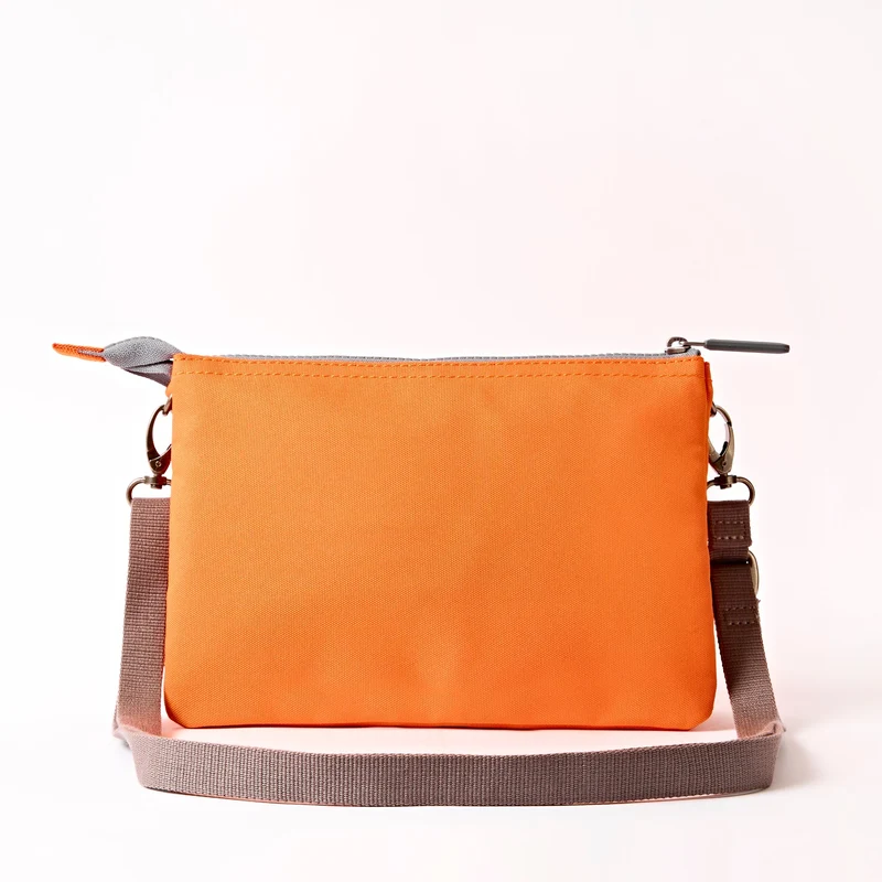 ROKA Carnaby Crossbody XL Tasche aus recyceltem Canvas, Jaffa Orange