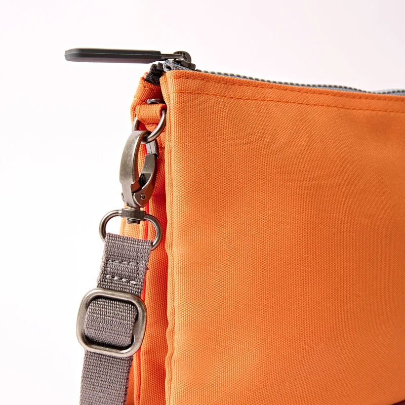ROKA Carnaby Crossbody XL Tasche aus recyceltem Canvas, Jaffa Orange
